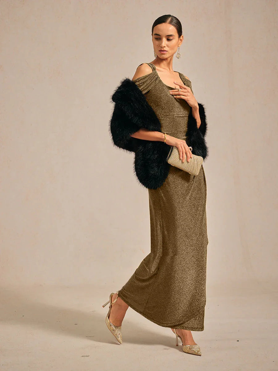 Glitzerndes Strickkleid mit kalten Schultern