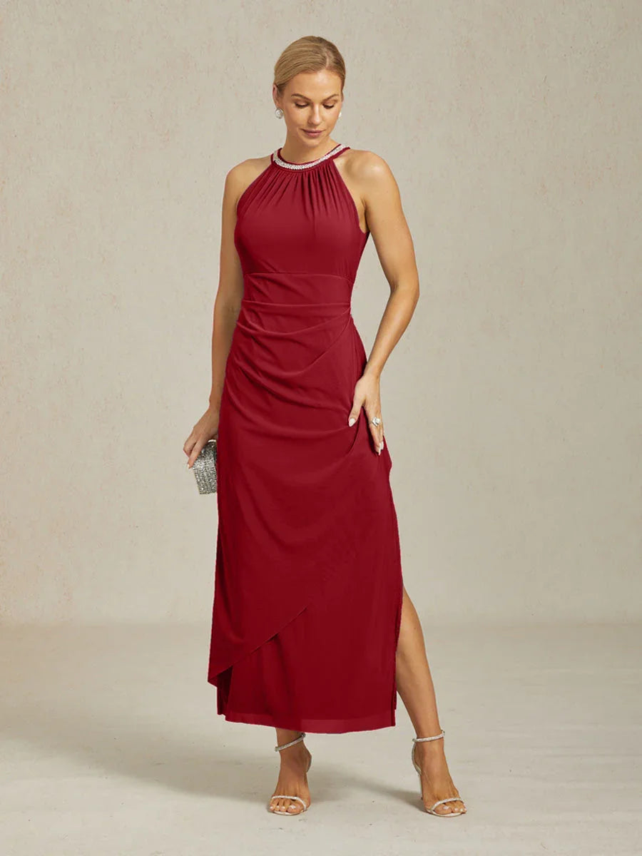 Elegantes Neckholder-Maxikleid mit Perlen und Rüschendetail