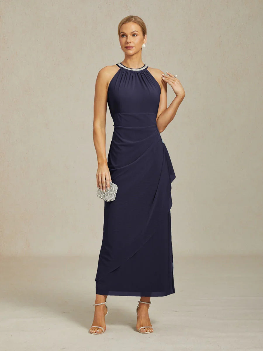 Elegantes Neckholder-Maxikleid mit Perlen und Rüschendetail