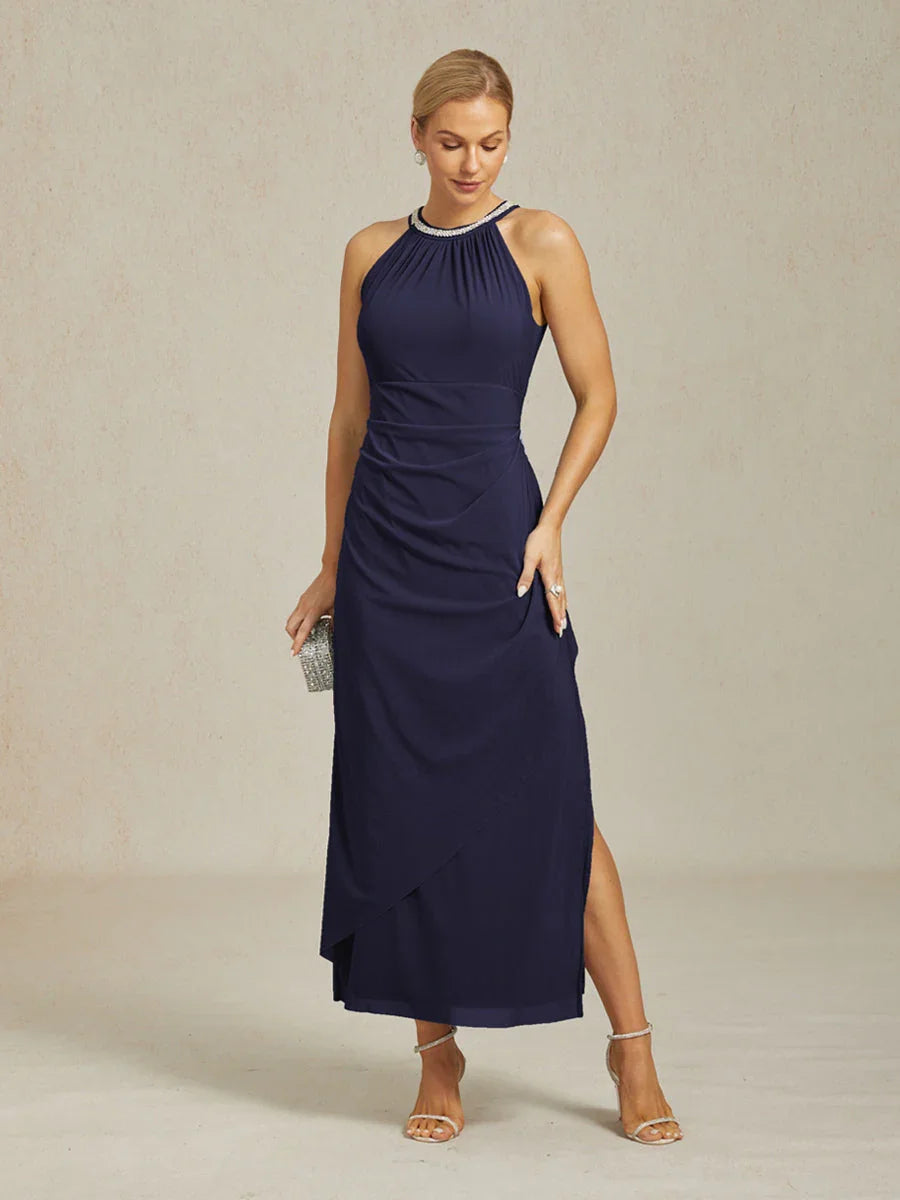 Elegantes Neckholder-Maxikleid mit Perlen und Rüschendetail