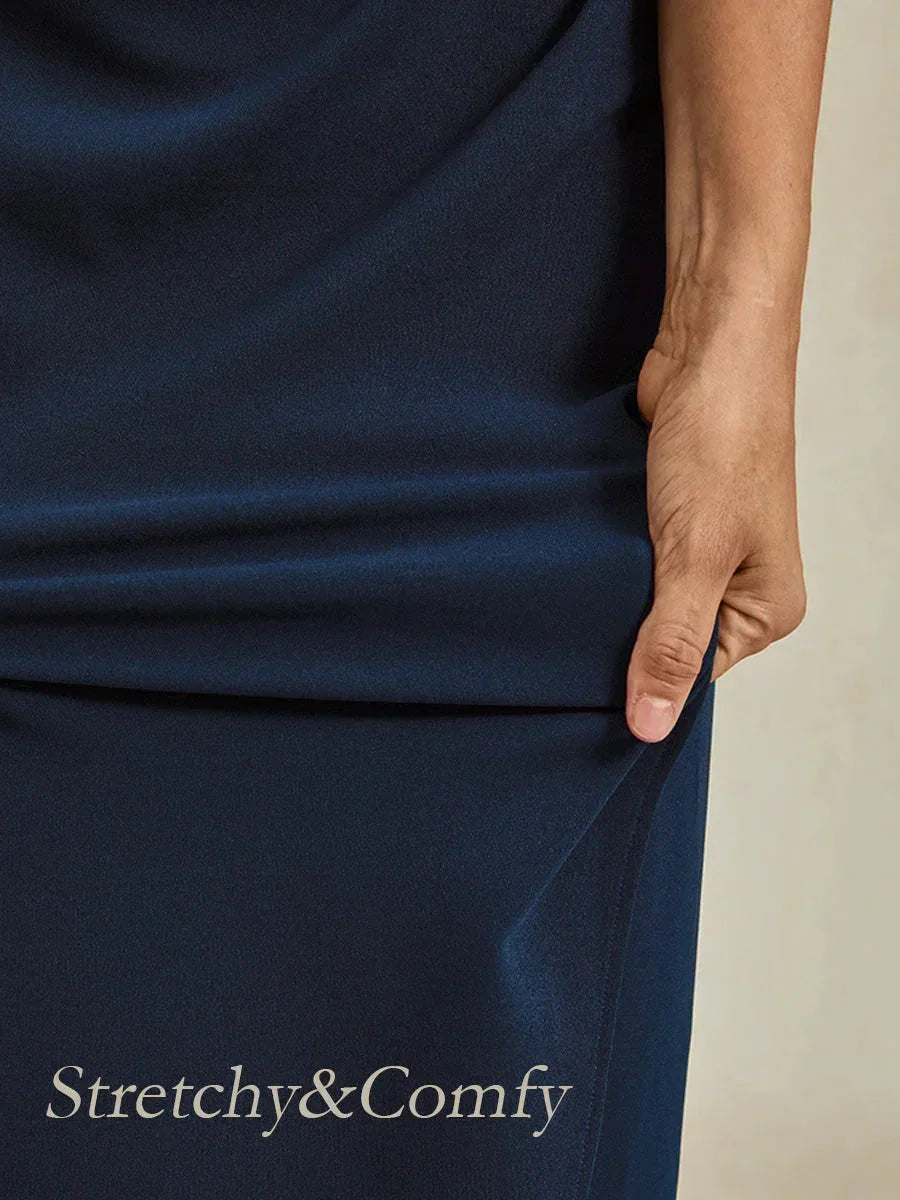 Robe fourreau élégante avec décolleté licou orné
