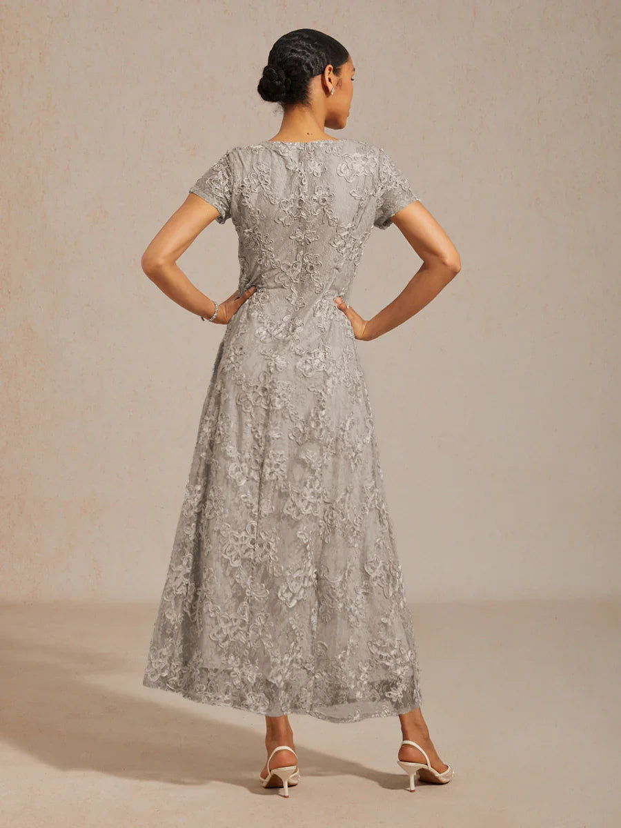 A-Linien-Kleid aus Rosettenspitze mit Paillettenverzierung