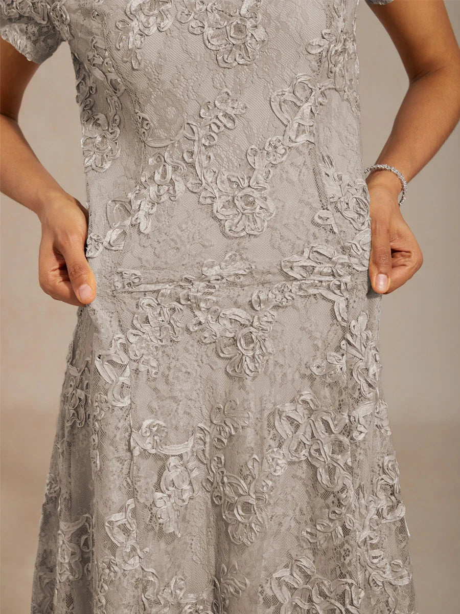 A-Linien-Kleid aus Rosettenspitze mit Paillettenverzierung