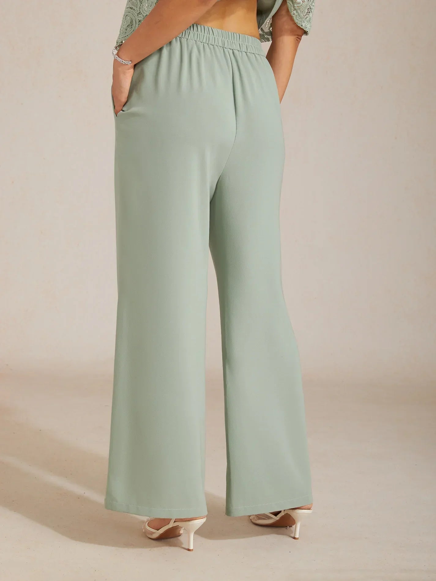 Weite Hose mit mittelhohem Bund und Taschen