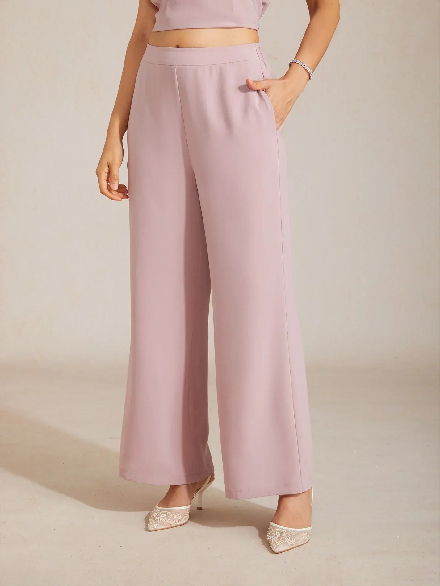 Weite Hose mit mittelhohem Bund und Taschen
