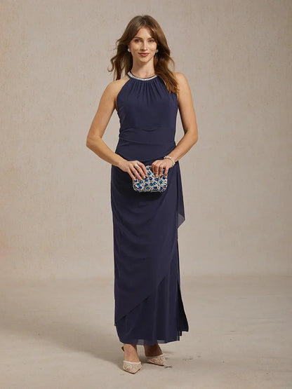 Elegantes Neckholder-Maxikleid mit Perlen und Rüschendetail