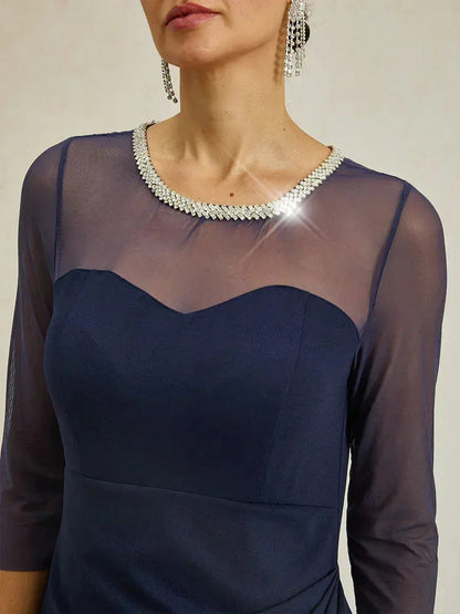 Elegantes Abendkleid mit Perlen und Illusionsausschnitt