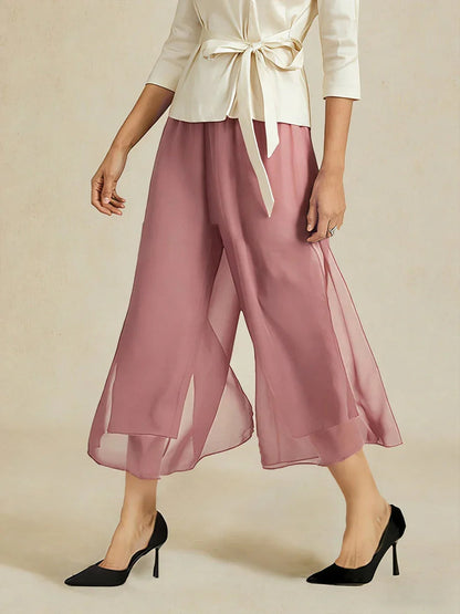 Kurze Hose mit geradem Bein und Chiffon-Überzug mit Schlitz am Bein