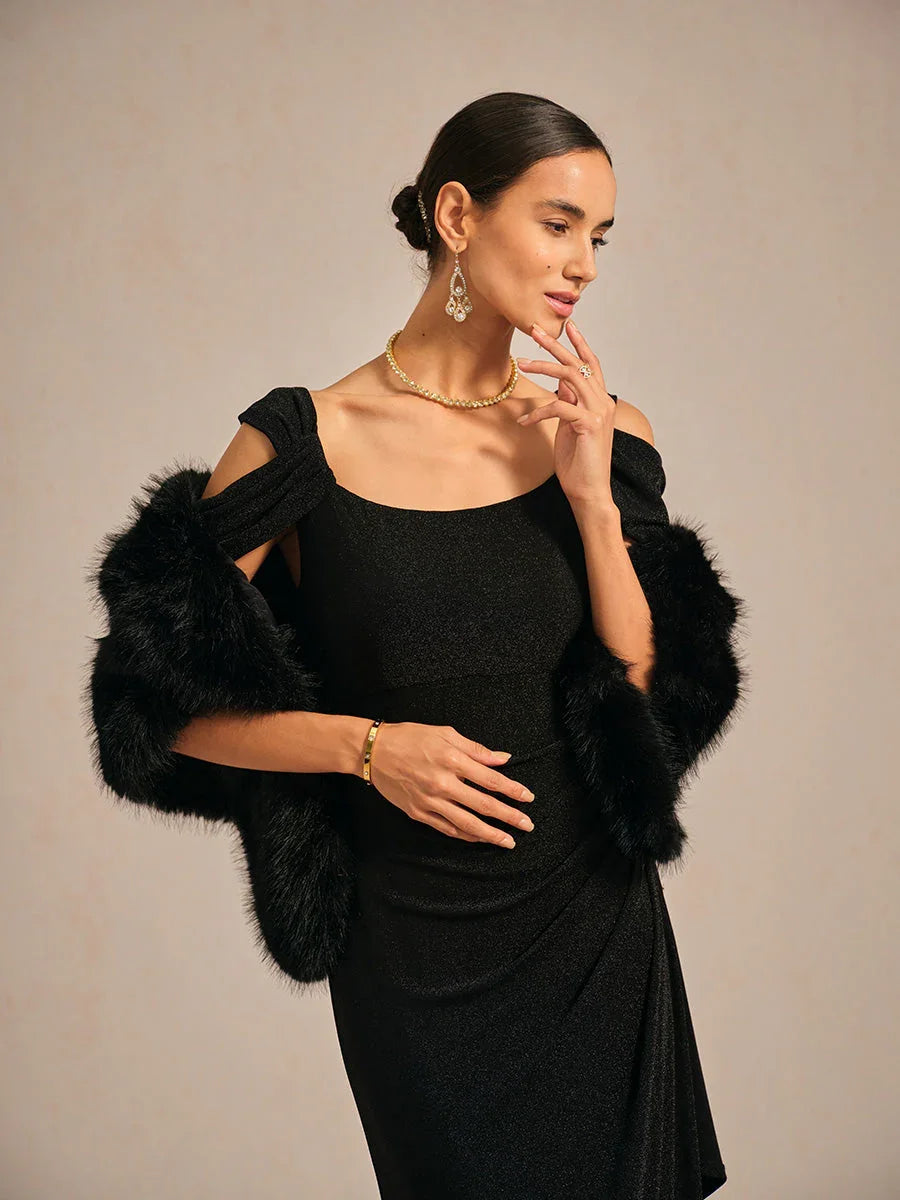 Glitzerndes Strickkleid mit kalten Schultern