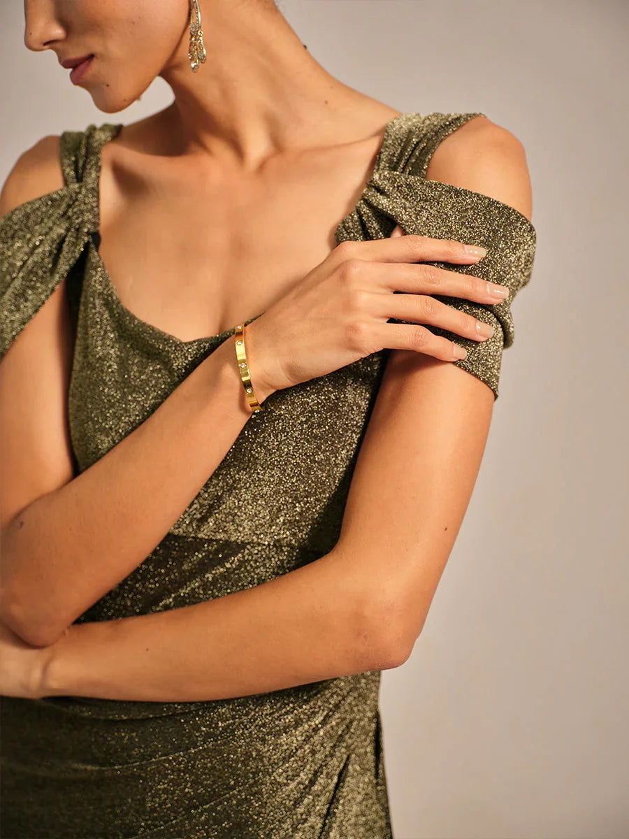 Glitzerndes Strickkleid mit kalten Schultern