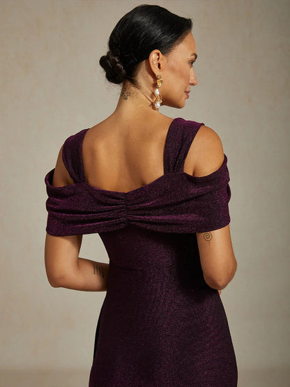 Glitzerndes Strickkleid mit kalten Schultern