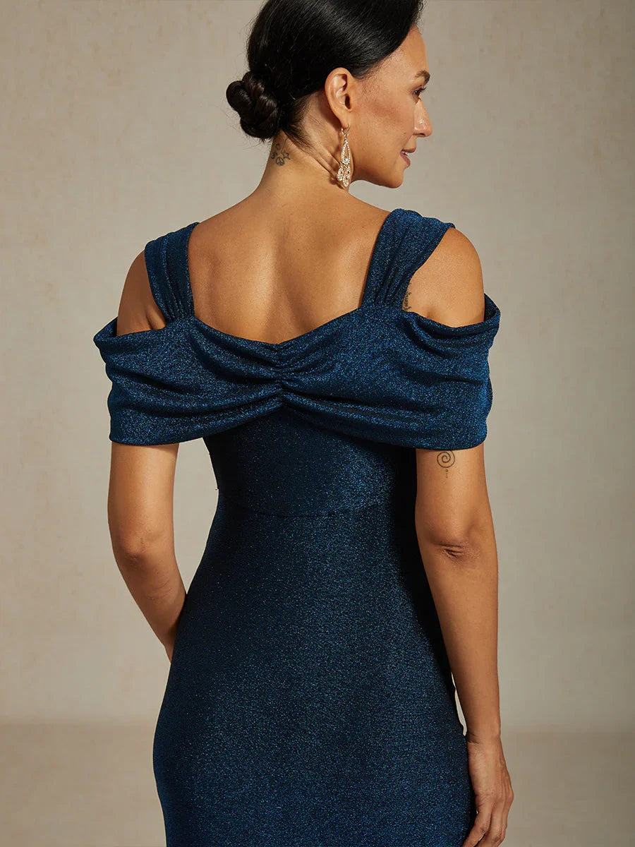 Glitzerndes Strickkleid mit kalten Schultern