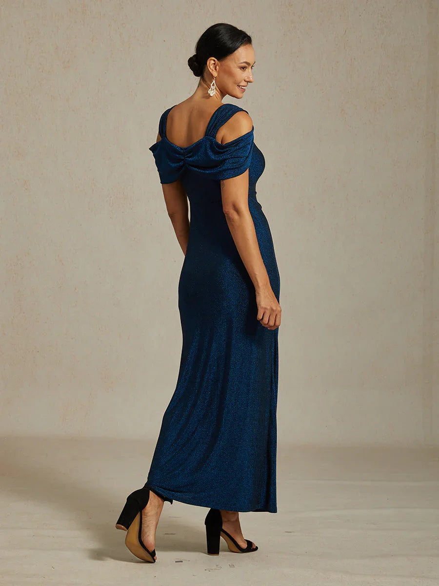Glitzerndes Strickkleid mit kalten Schultern