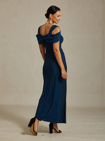 Glitzerndes Strickkleid mit kalten Schultern