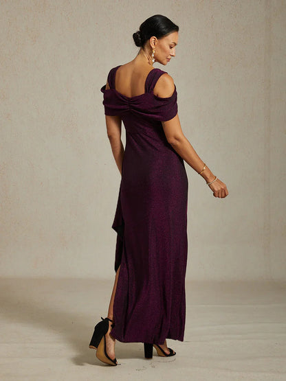 Glitzerndes Strickkleid mit kalten Schultern