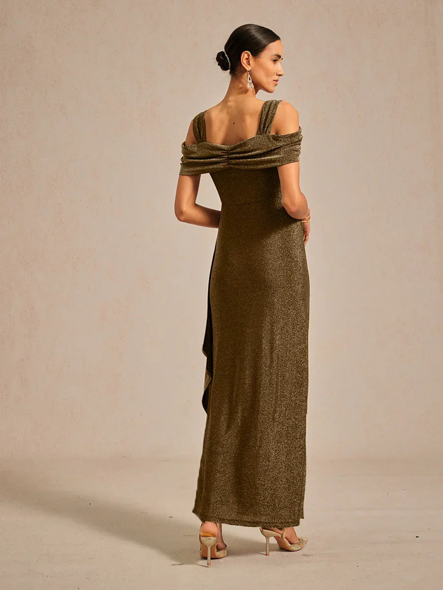 Glitzerndes Strickkleid mit kalten Schultern