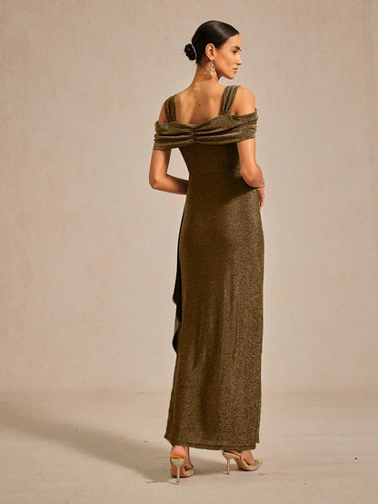 Glitzerndes Strickkleid mit kalten Schultern