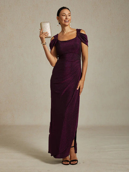 Glitzerndes Strickkleid mit kalten Schultern
