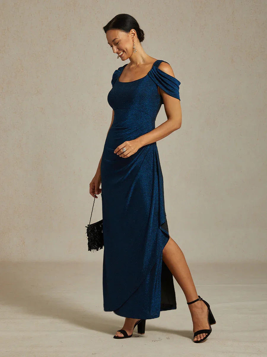 Glitzerndes Strickkleid mit kalten Schultern