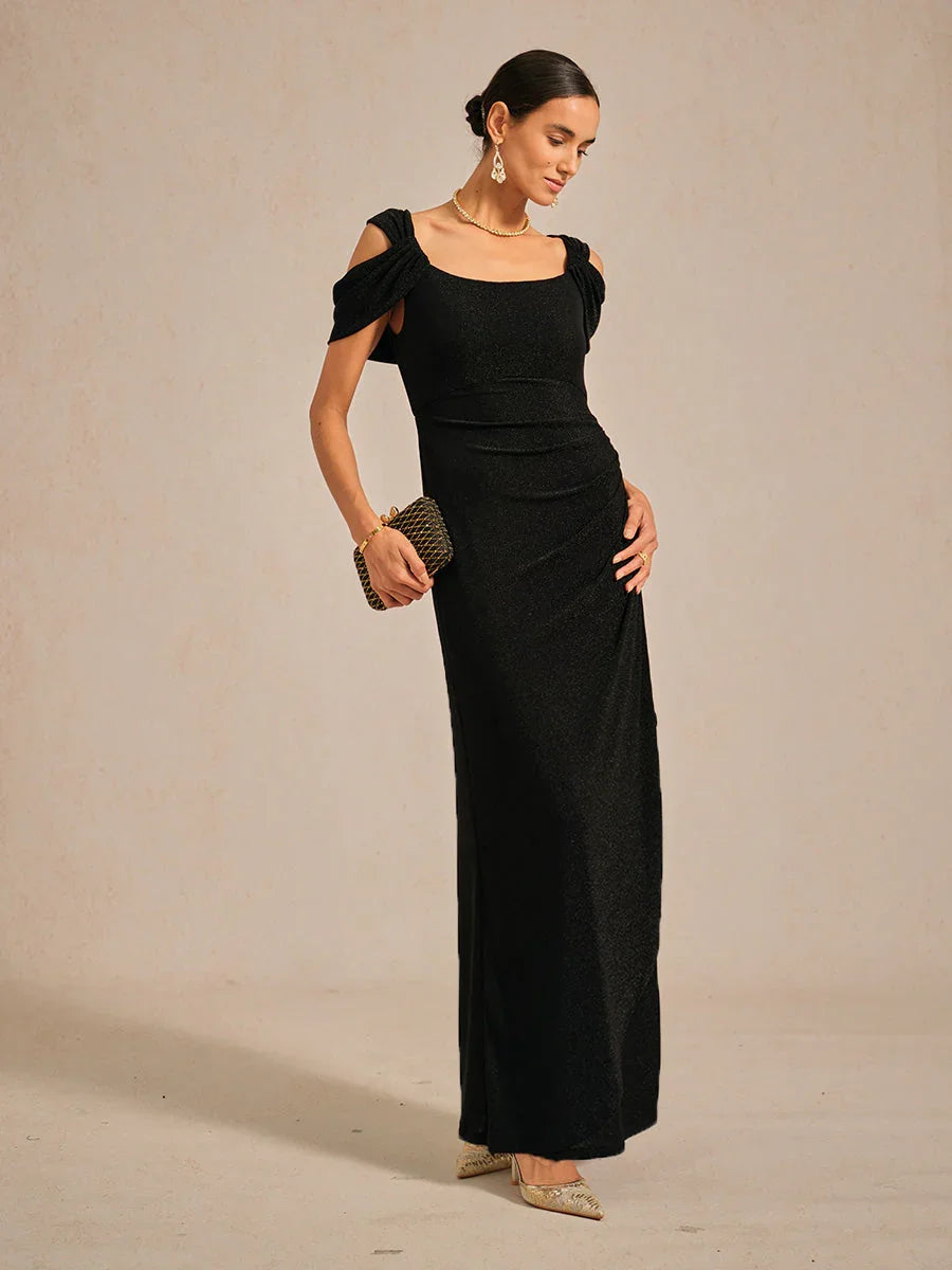 Glitzerndes Strickkleid mit kalten Schultern