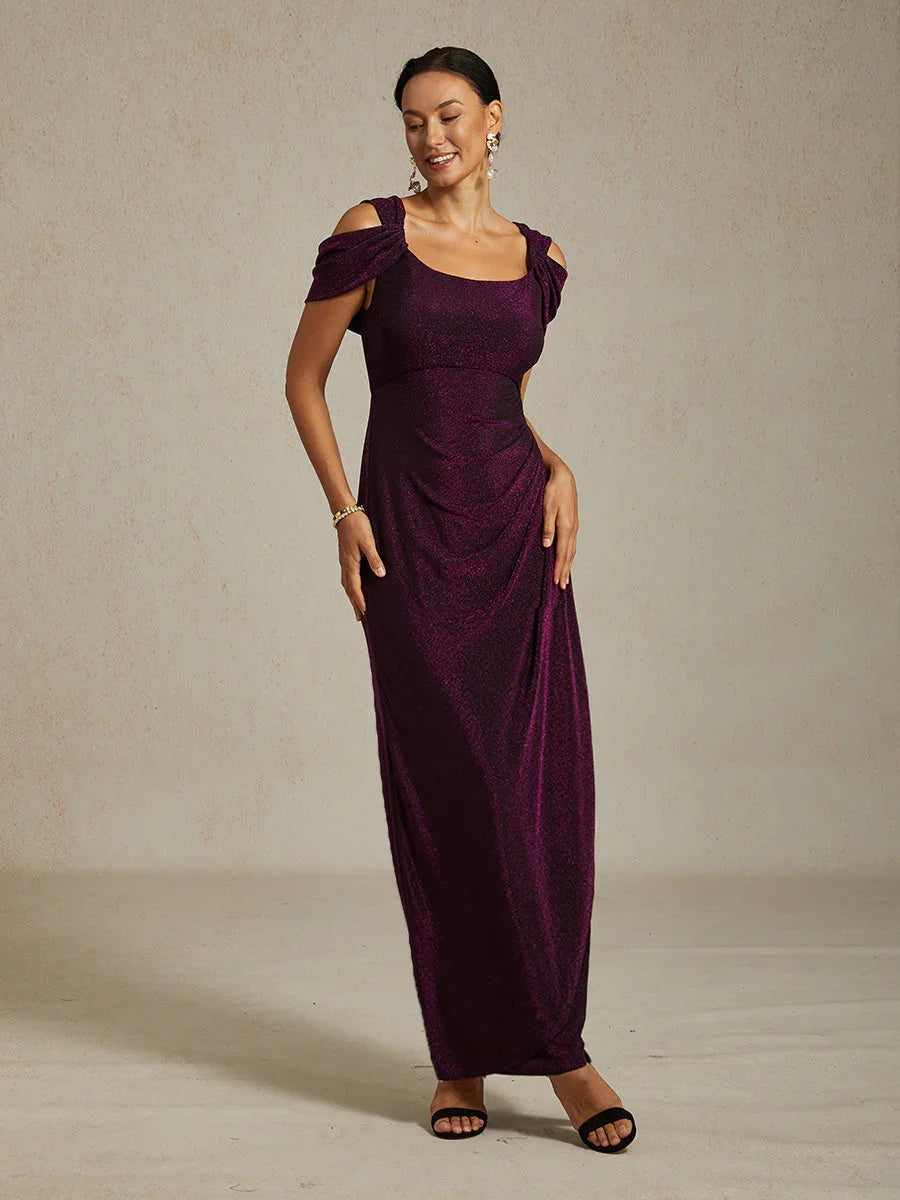 Glitzerndes Strickkleid mit kalten Schultern