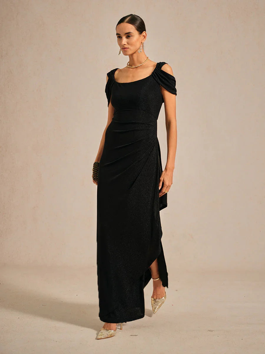 Glitzerndes Strickkleid mit kalten Schultern