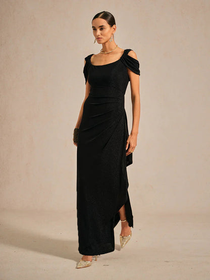 Glitzerndes Strickkleid mit kalten Schultern