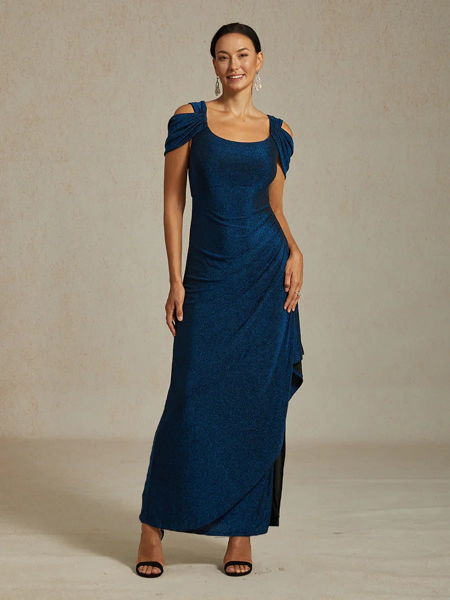Glitzerndes Strickkleid mit kalten Schultern