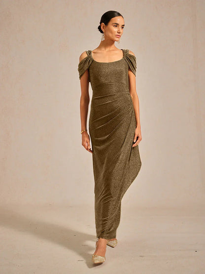 Glitzerndes Strickkleid mit kalten Schultern
