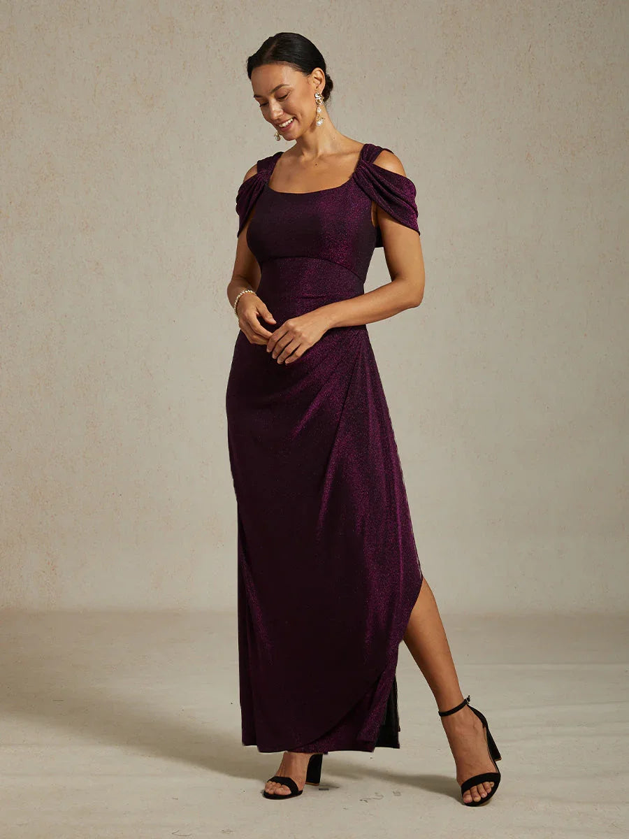Glitzerndes Strickkleid mit kalten Schultern