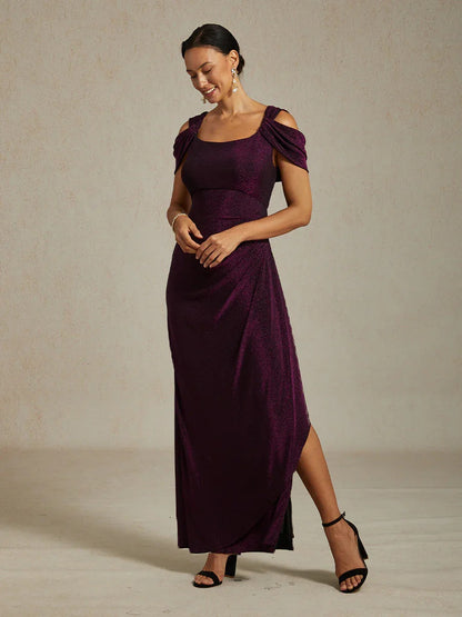 Glitzerndes Strickkleid mit kalten Schultern