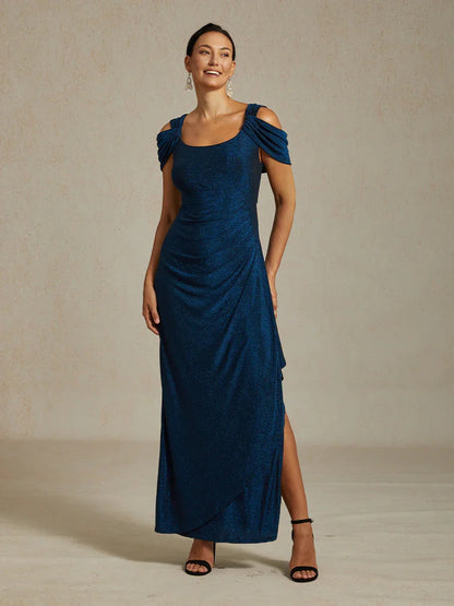 Glitzerndes Strickkleid mit kalten Schultern