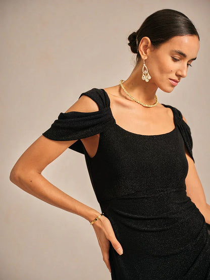 Glitzerndes Strickkleid mit kalten Schultern