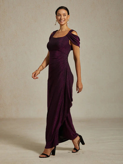 Glitzerndes Strickkleid mit kalten Schultern