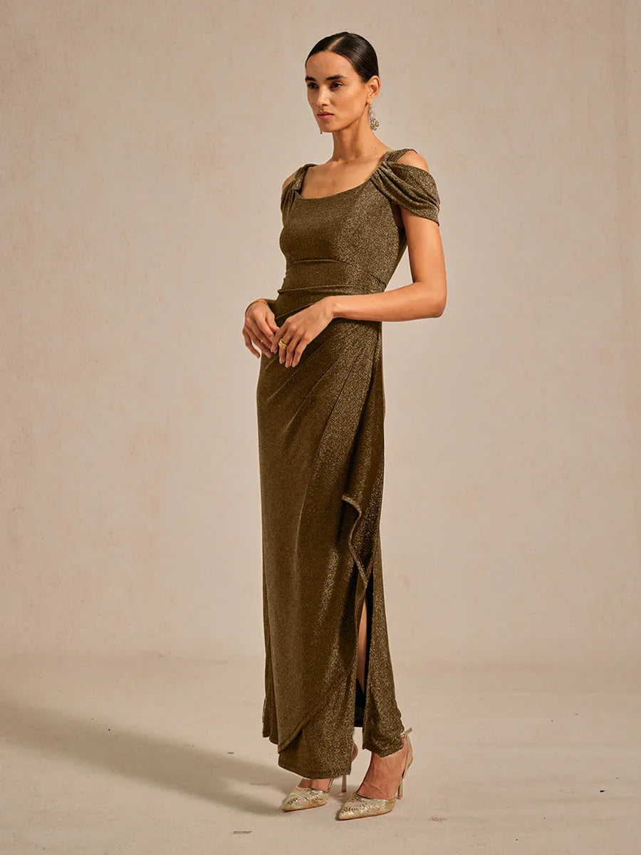 Glitzerndes Strickkleid mit kalten Schultern