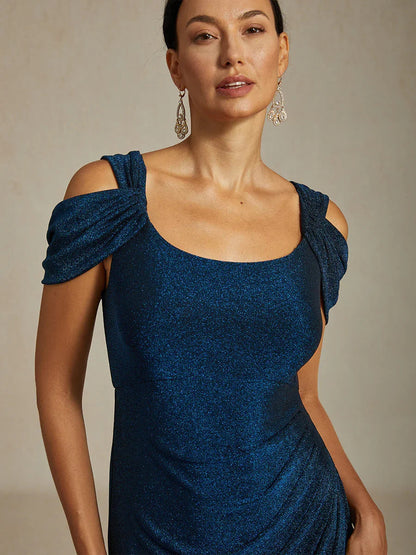 Glitzerndes Strickkleid mit kalten Schultern