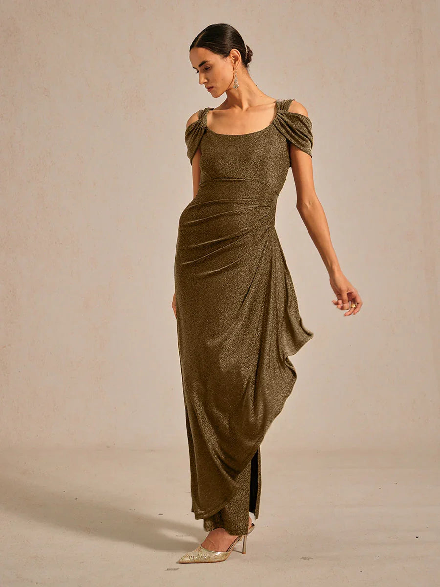 Glitzerndes Strickkleid mit kalten Schultern