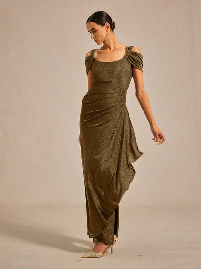 Glitzerndes Strickkleid mit kalten Schultern