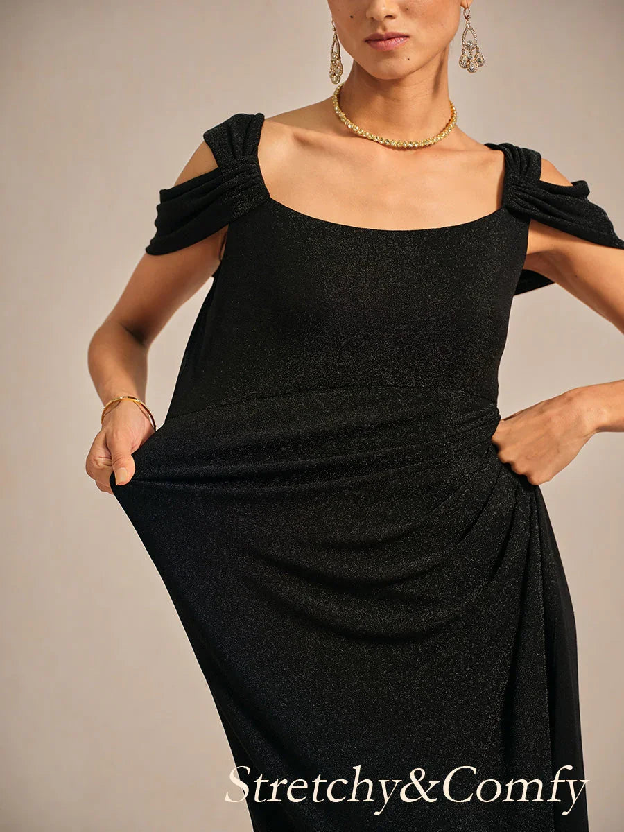 Glitzerndes Strickkleid mit kalten Schultern