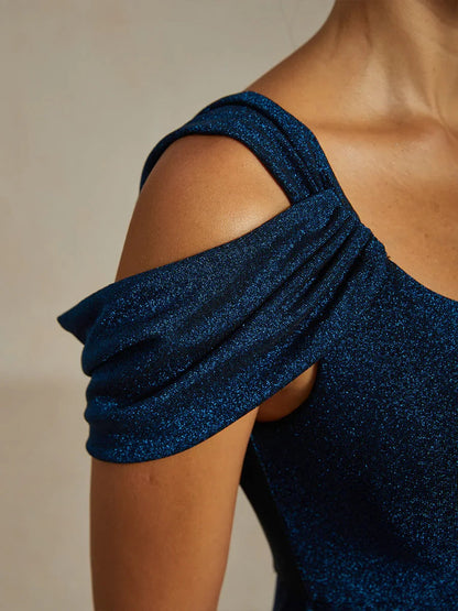 Glitzerndes Strickkleid mit kalten Schultern