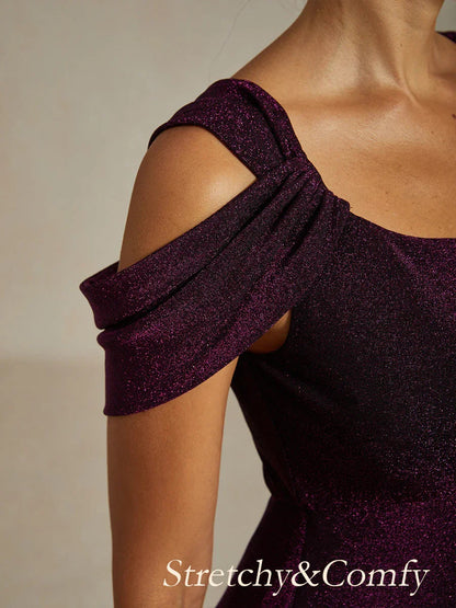 Glitzerndes Strickkleid mit kalten Schultern