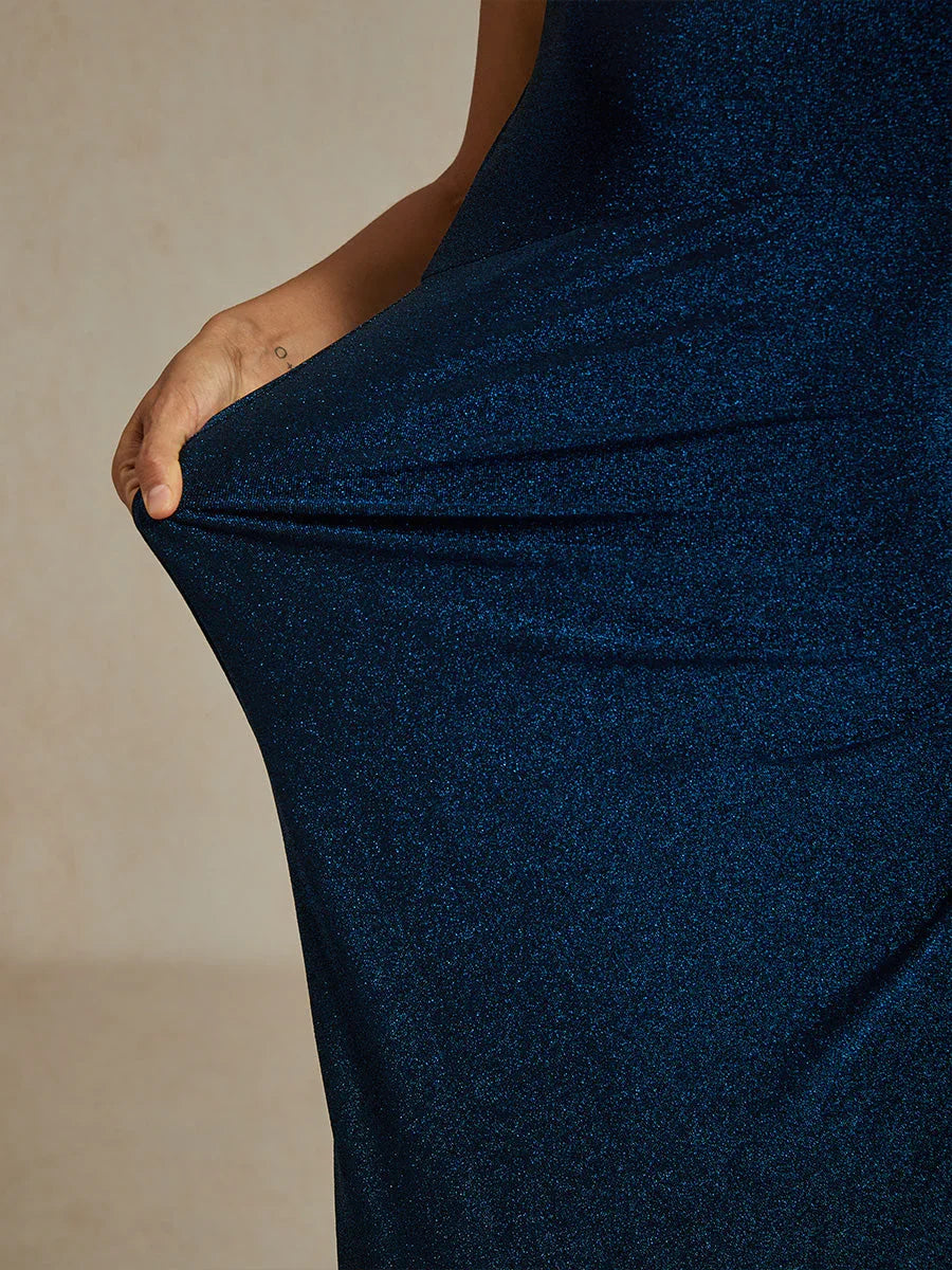 Glitzerndes Strickkleid mit kalten Schultern