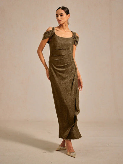 Glitzerndes Strickkleid mit kalten Schultern