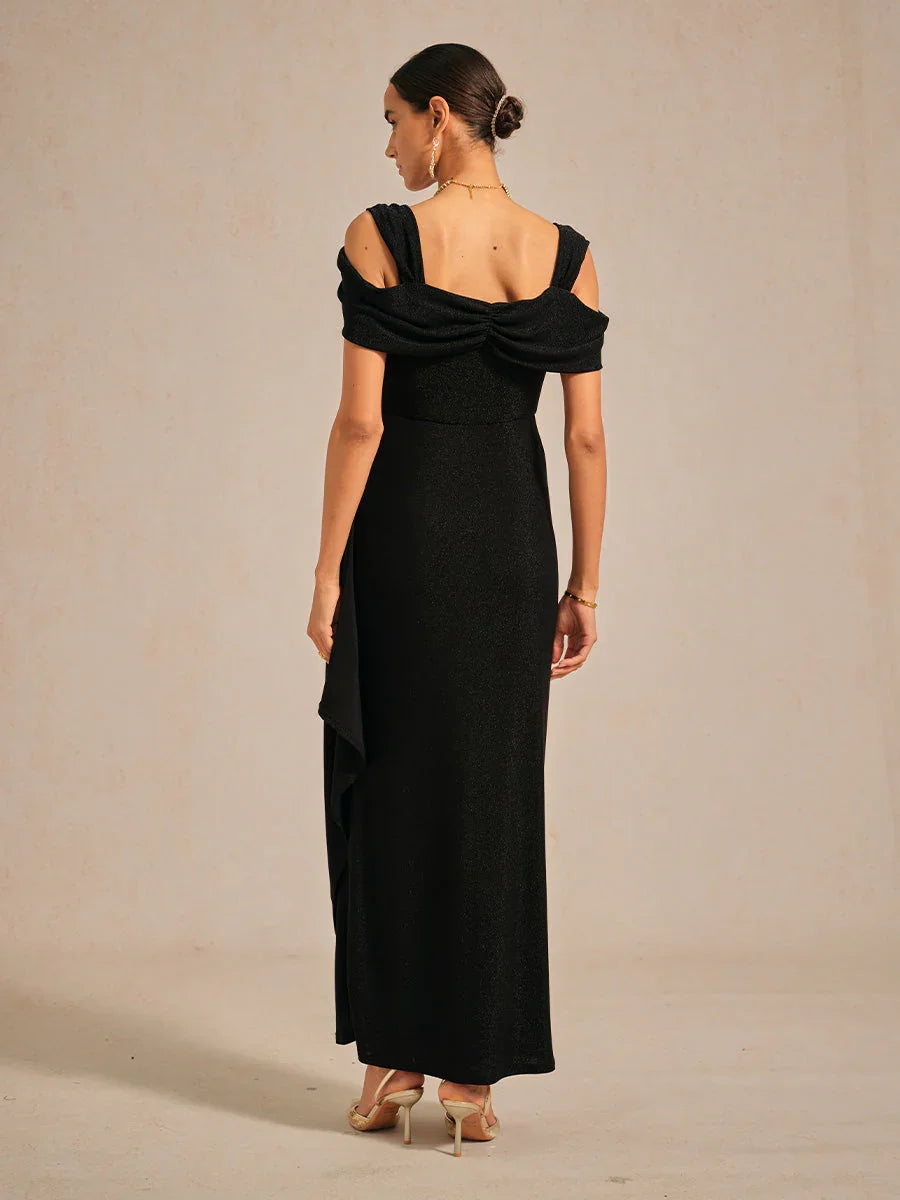 Glitzerndes Strickkleid mit kalten Schultern
