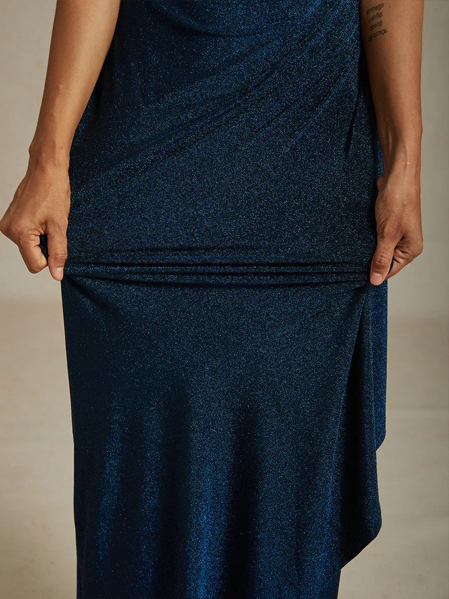 Glitzerndes Strickkleid mit kalten Schultern