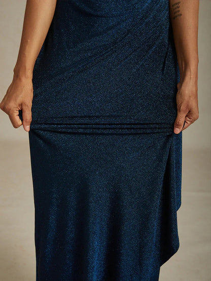 Glitzerndes Strickkleid mit kalten Schultern