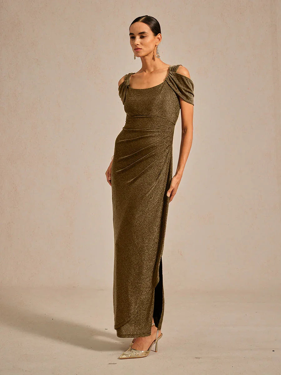 Glitzerndes Strickkleid mit kalten Schultern