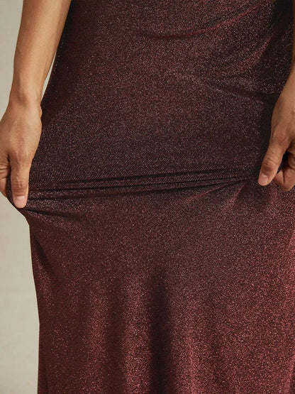 Glitzerndes Strickkleid mit kalten Schultern