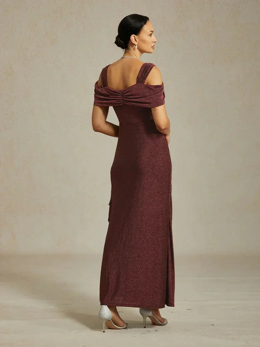 Glitzerndes Strickkleid mit kalten Schultern