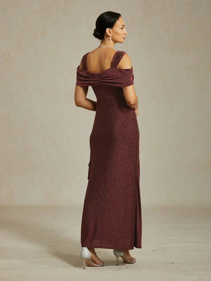 Glitzerndes Strickkleid mit kalten Schultern